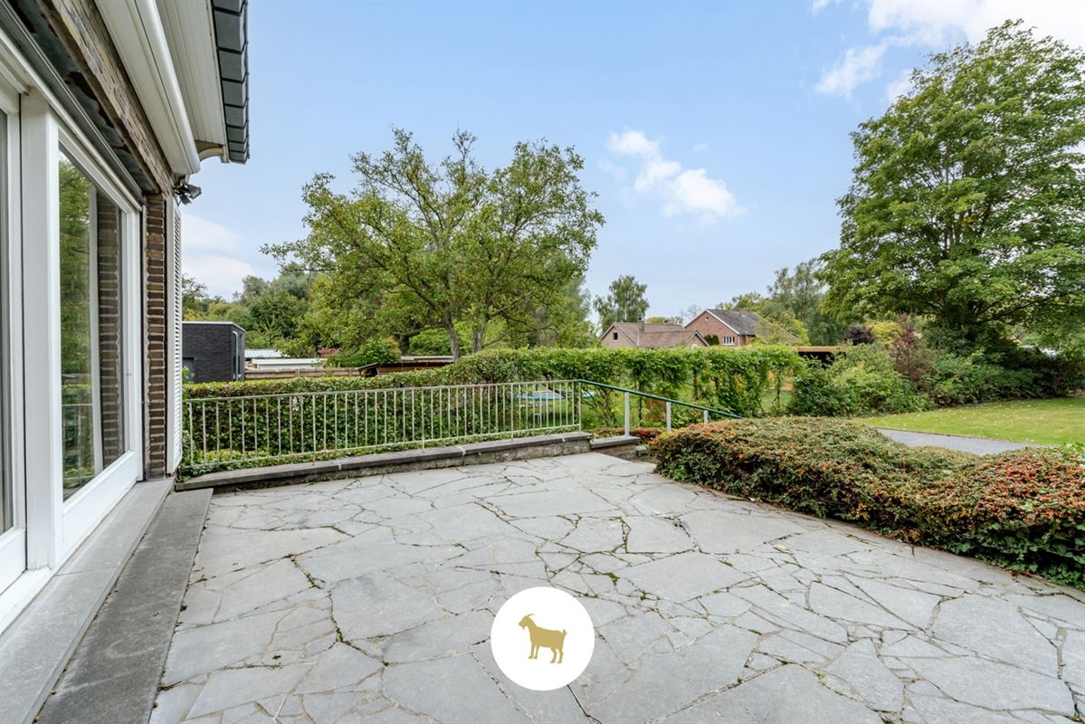 Te renoveren RUIME ALLEENSTAANDE VILLA met 4 SLAAPKAMERS, BUREAU en GARAGE op een prachtig zuidwestgericht PERCEEL van 1.300 m²