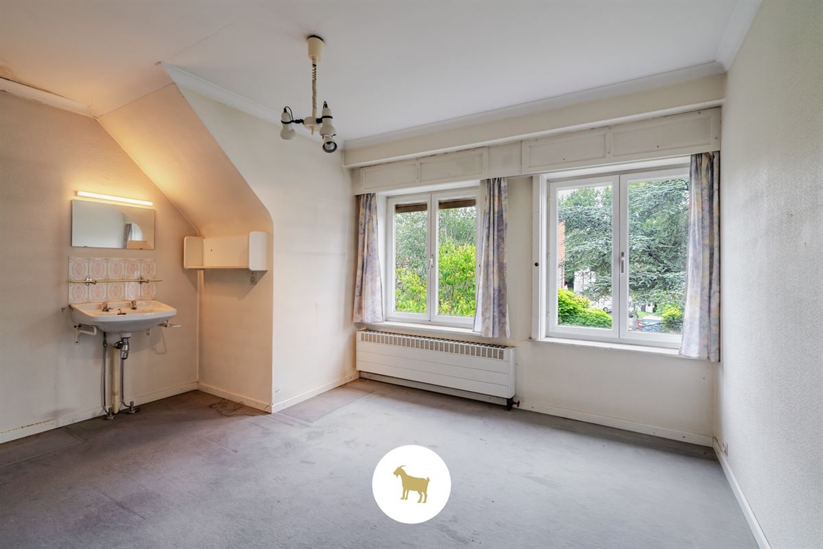 Te renoveren RUIME ALLEENSTAANDE VILLA met 4 SLAAPKAMERS, BUREAU en GARAGE op een prachtig zuidwestgericht PERCEEL van 1.300 m²