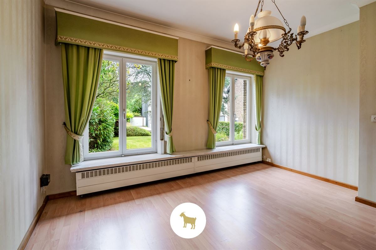 Te renoveren RUIME ALLEENSTAANDE VILLA met 4 SLAAPKAMERS, BUREAU en GARAGE op een prachtig zuidwestgericht PERCEEL van 1.300 m²