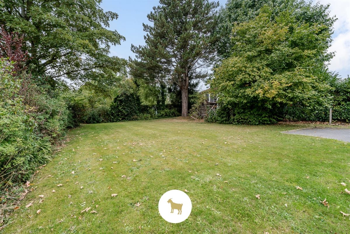 Te renoveren RUIME ALLEENSTAANDE VILLA met 4 SLAAPKAMERS, BUREAU en GARAGE op een prachtig zuidwestgericht PERCEEL van 1.300 m²