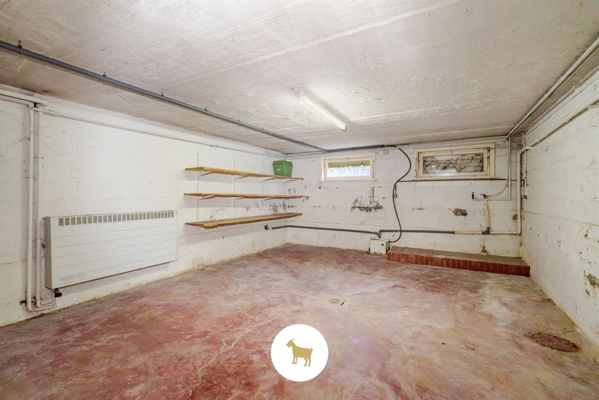 Te renoveren RUIME ALLEENSTAANDE VILLA met 4 SLAAPKAMERS, BUREAU en GARAGE op een prachtig zuidwestgericht PERCEEL van 1.300 m²