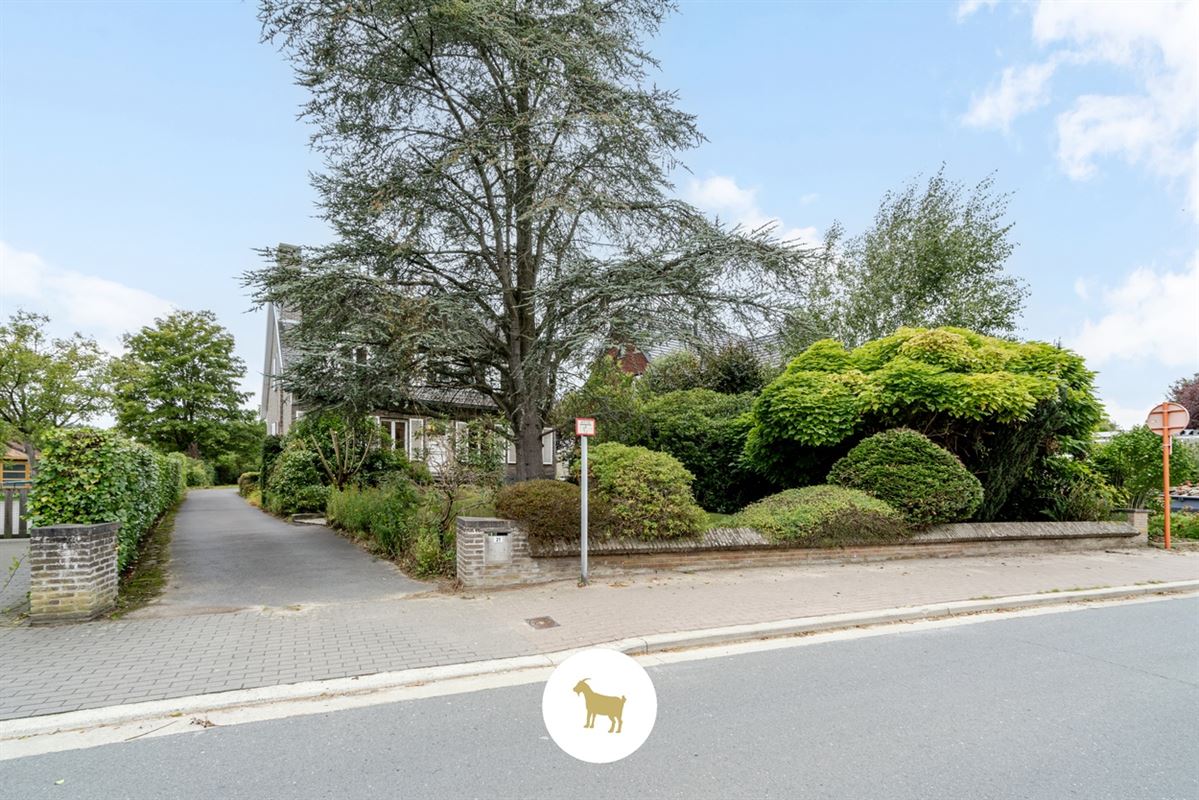 Te renoveren RUIME ALLEENSTAANDE VILLA met 4 SLAAPKAMERS, BUREAU en GARAGE op een prachtig zuidwestgericht PERCEEL van 1.300 m²