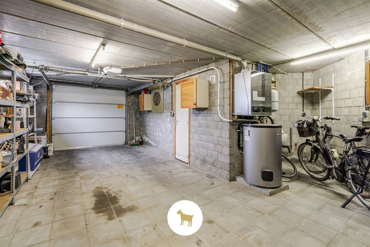 Instapklare OPEN BEBOUWING met 3 SLAAPKAMERS en GARAGE op een rustig gelegen PERCEEL GROND van 655m²