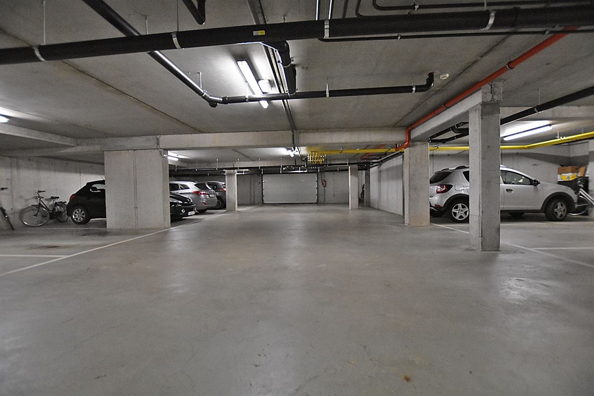 Gelijkvloers APPARTEMENT met 3 slpks, terras, kelderberging en overdekte autostaanplaats