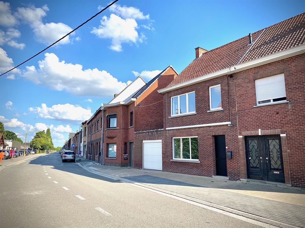 Aangename VERNIEUWDE HALFOPEN WONING met 3 SLAAPKAMERS ...