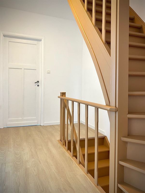 Aangename VERNIEUWDE HALFOPEN WONING met 3 SLAAPKAMERS ...