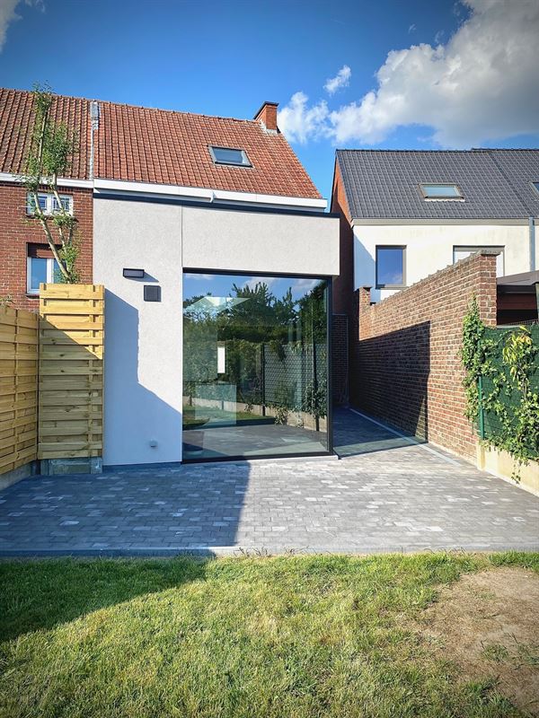 Aangename VERNIEUWDE HALFOPEN WONING met 3 SLAAPKAMERS ...