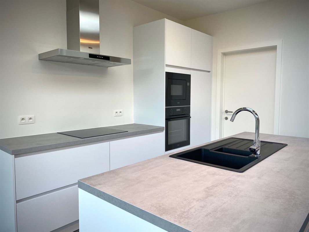 Aangename VERNIEUWDE HALFOPEN WONING met 3 SLAAPKAMERS ...