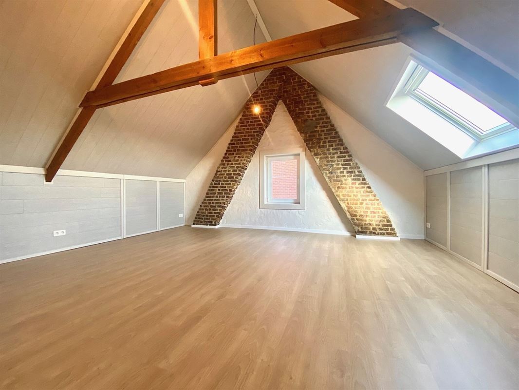 Aangename VERNIEUWDE HALFOPEN WONING met 3 SLAAPKAMERS ...