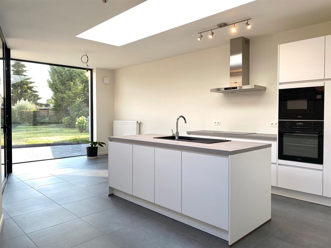 Aangename VERNIEUWDE HALFOPEN WONING met 3 SLAAPKAMERS ...