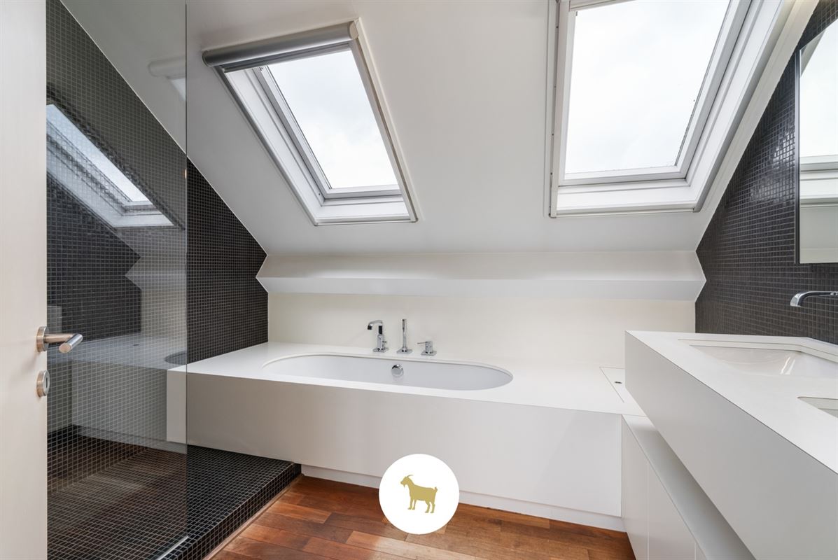 Instapklare lichtrijke OPEN BEBOUWING met 3 (mogelijkheid tot 4) SLAAPKAMERS, stijlvol overdekt TERRAS en gezellige (BINNEN)TUIN op een PERCEEL van ca. 435 m²