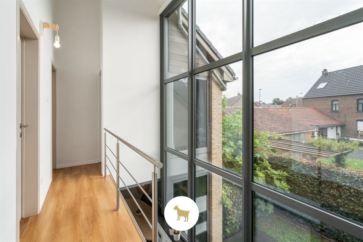 Instapklare lichtrijke OPEN BEBOUWING met 3 (mogelijkheid tot 4) SLAAPKAMERS, stijlvol overdekt TERRAS en gezellige (BINNEN)TUIN op een PERCEEL van ca. 435 m²