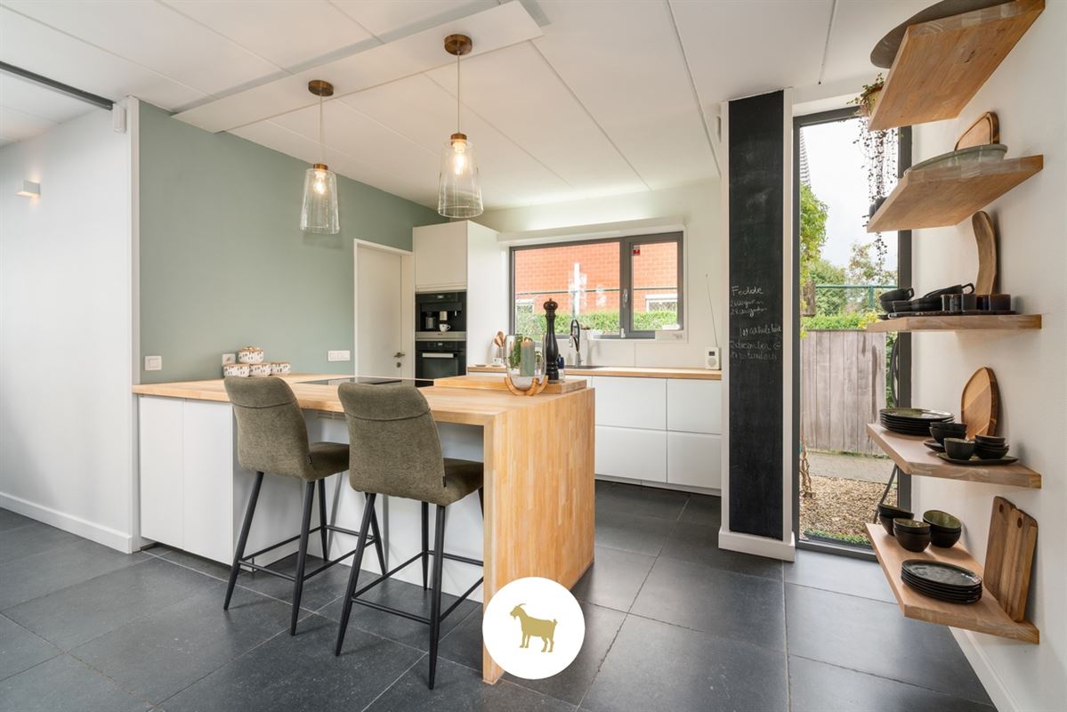 Instapklare lichtrijke OPEN BEBOUWING met 3 (mogelijkheid tot 4) SLAAPKAMERS, stijlvol overdekt TERRAS en gezellige (BINNEN)TUIN op een PERCEEL van ca. 435 m²