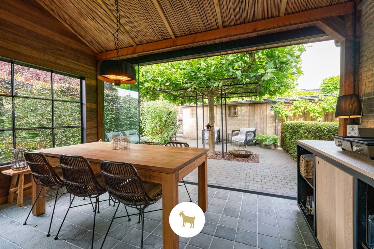 Instapklare lichtrijke OPEN BEBOUWING met 3 (mogelijkheid tot 4) SLAAPKAMERS, stijlvol overdekt TERRAS en gezellige (BINNEN)TUIN op een PERCEEL van ca. 435 m²