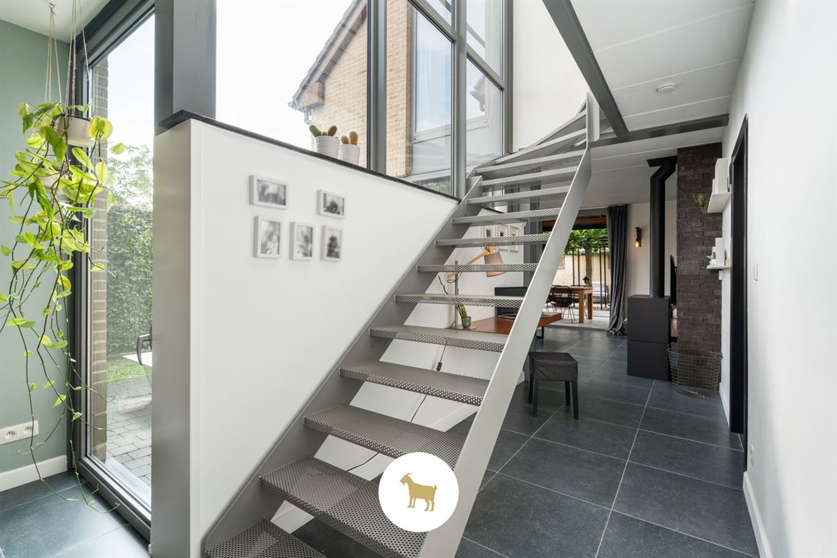 Instapklare lichtrijke OPEN BEBOUWING met 3 (mogelijkheid tot 4) SLAAPKAMERS, stijlvol overdekt TERRAS en gezellige (BINNEN)TUIN op een PERCEEL van ca. 435 m²