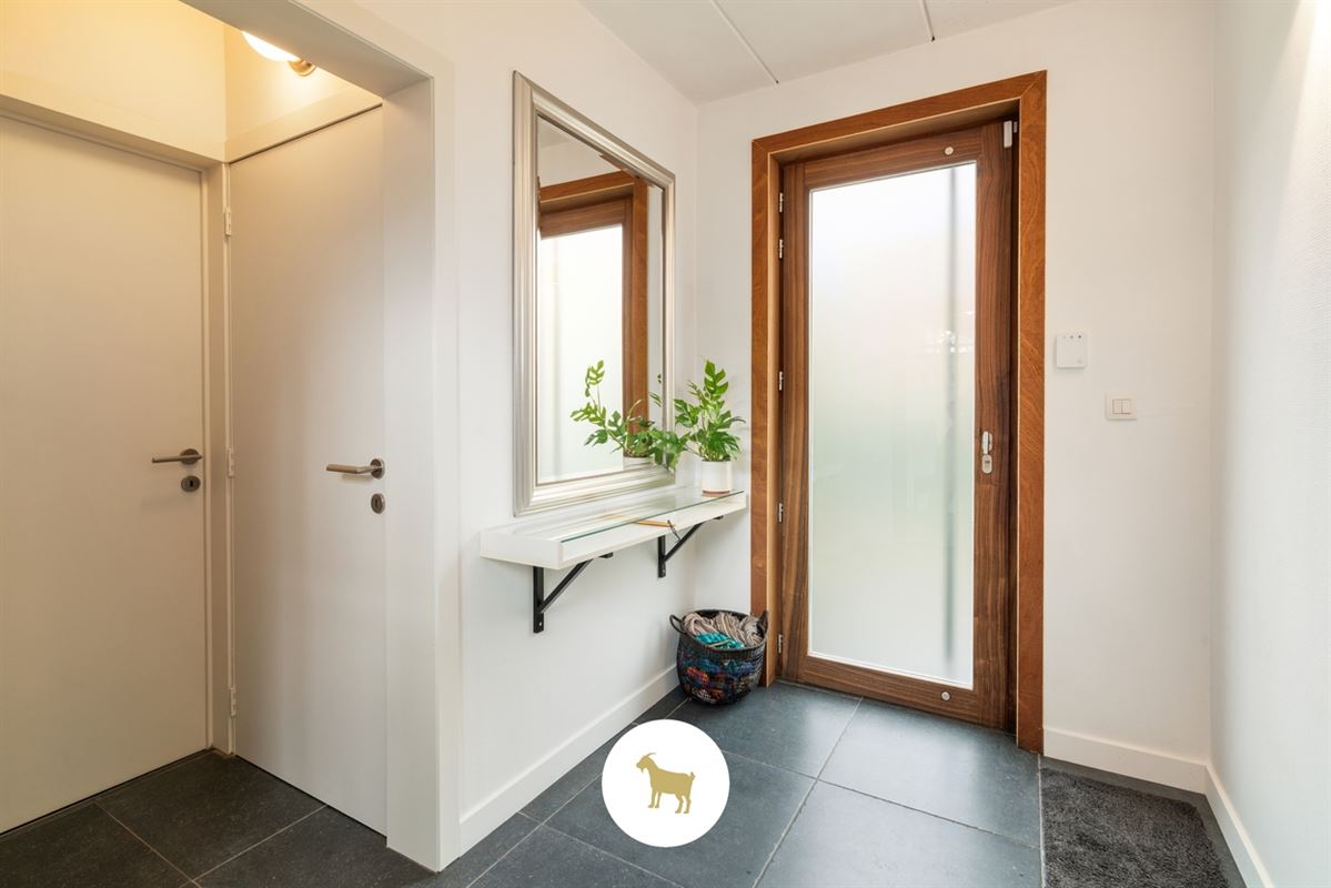 Instapklare lichtrijke OPEN BEBOUWING met 3 (mogelijkheid tot 4) SLAAPKAMERS, stijlvol overdekt TERRAS en gezellige (BINNEN)TUIN op een PERCEEL van ca. 435 m²