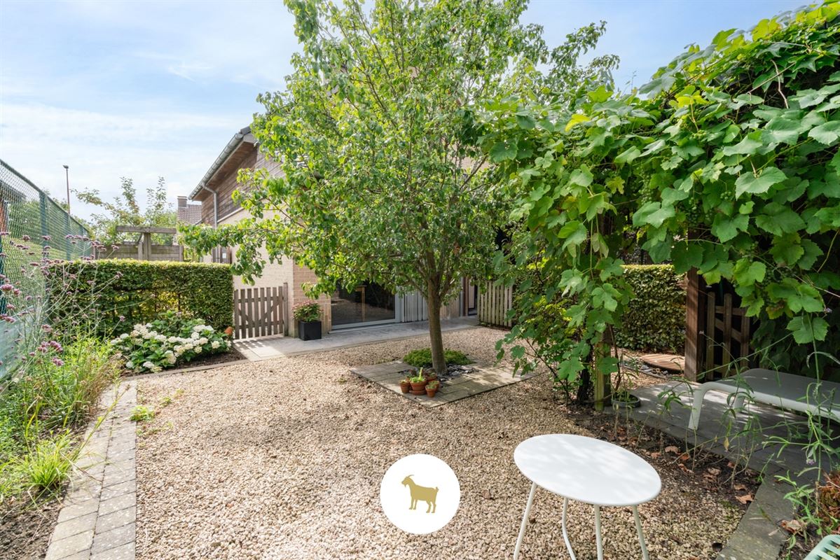 Instapklare lichtrijke OPEN BEBOUWING met 3 (mogelijkheid tot 4) SLAAPKAMERS, stijlvol overdekt TERRAS en gezellige (BINNEN)TUIN op een PERCEEL van ca. 435 m²