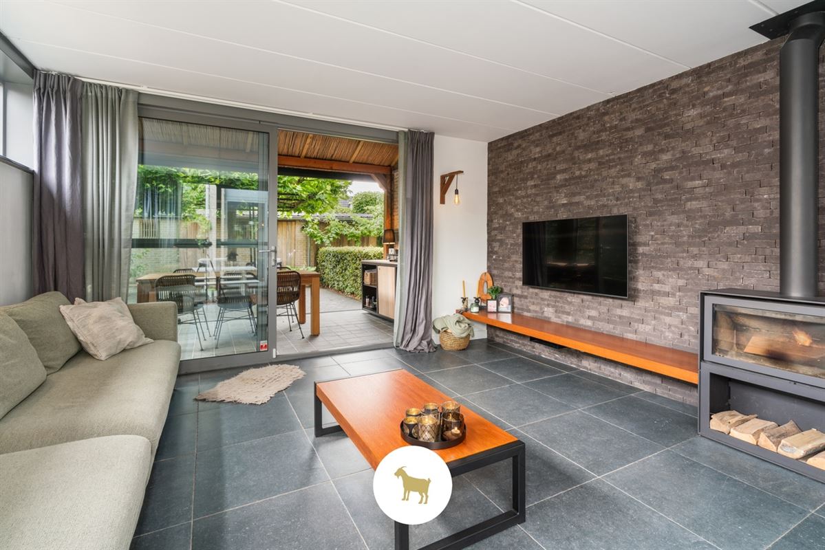 Instapklare lichtrijke OPEN BEBOUWING met 3 (mogelijkheid tot 4) SLAAPKAMERS, stijlvol overdekt TERRAS en gezellige (BINNEN)TUIN op een PERCEEL van ca. 435 m²