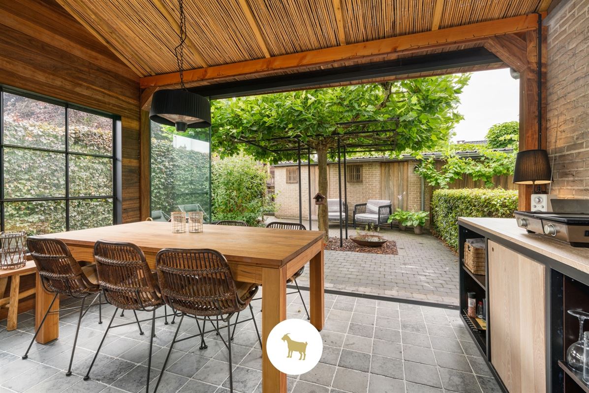 Instapklare lichtrijke OPEN BEBOUWING met 3 (mogelijkheid tot 4) SLAAPKAMERS, stijlvol overdekt TERRAS en gezellige (BINNEN)TUIN op een PERCEEL van ca. 435 m²