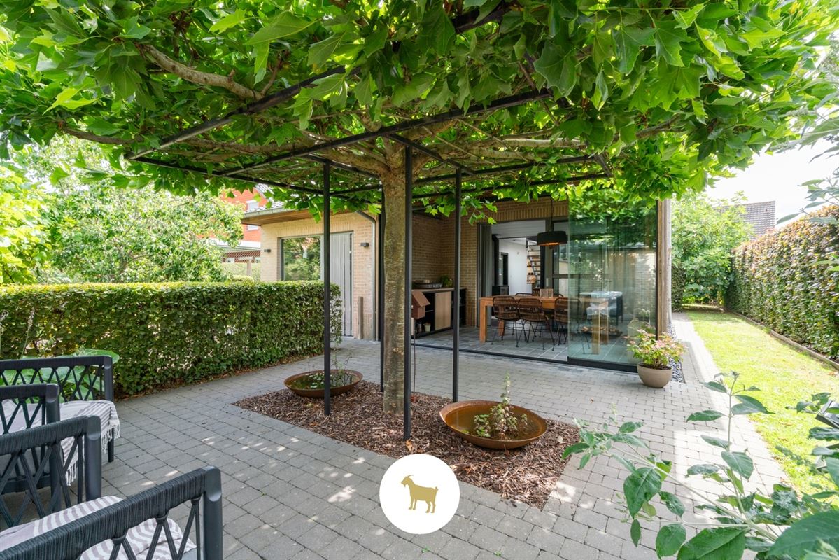 Instapklare lichtrijke OPEN BEBOUWING met 3 (mogelijkheid tot 4) SLAAPKAMERS, stijlvol overdekt TERRAS en gezellige (BINNEN)TUIN op een PERCEEL van ca. 435 m²