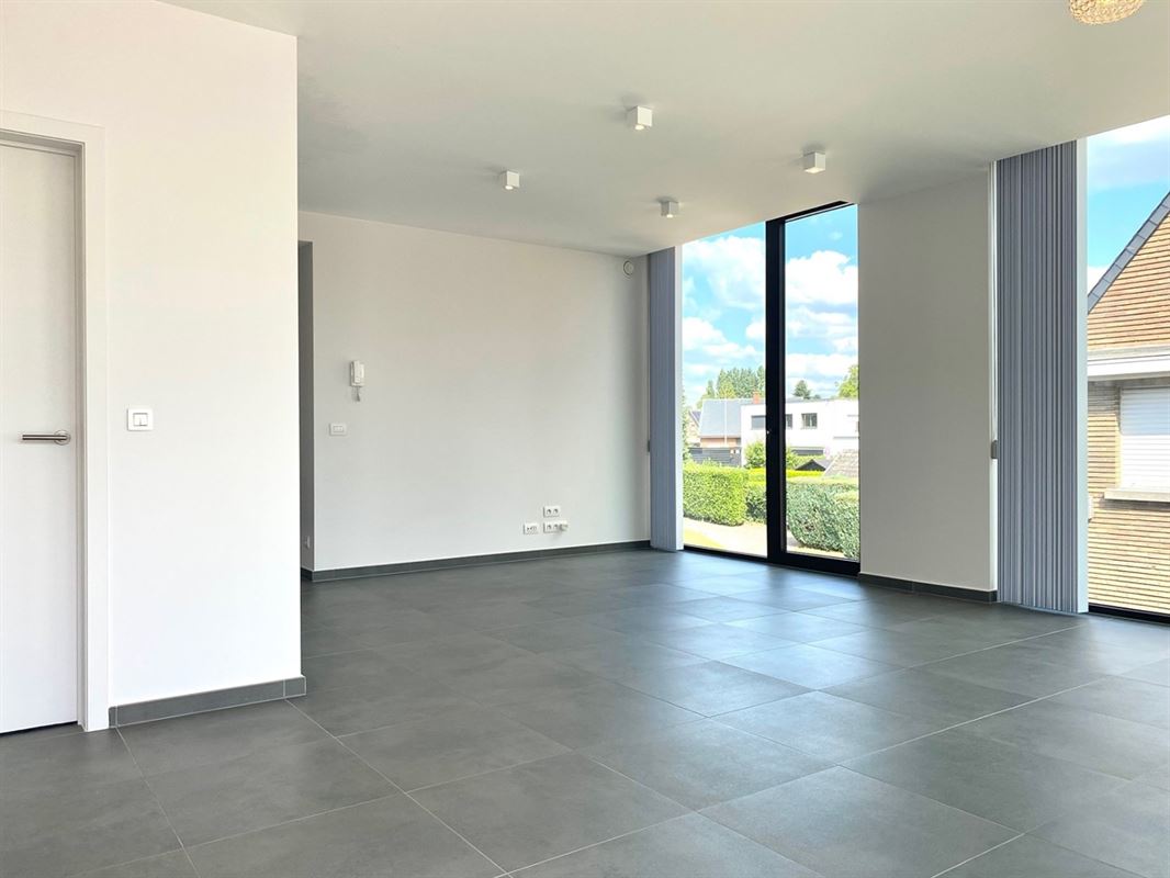 Instapklaar APPARTEMENT (1ste verdieping) met 2 slaapkamers, ruime terrassen (2), garage & autostaanplaats