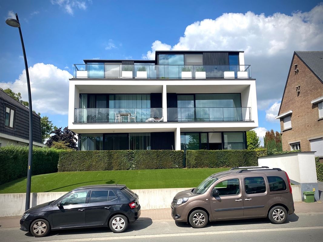 Instapklaar APPARTEMENT (1ste verdieping) met 2 slaapkamers, ruime terrassen (2), garage & autostaanplaats