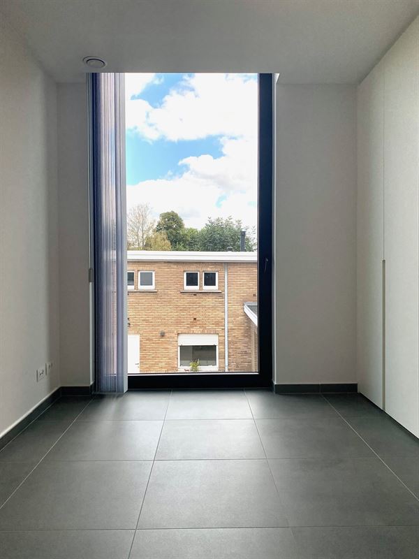 Instapklaar APPARTEMENT (1ste verdieping) met 2 slaapkamers, ruime terrassen (2), garage & autostaanplaats