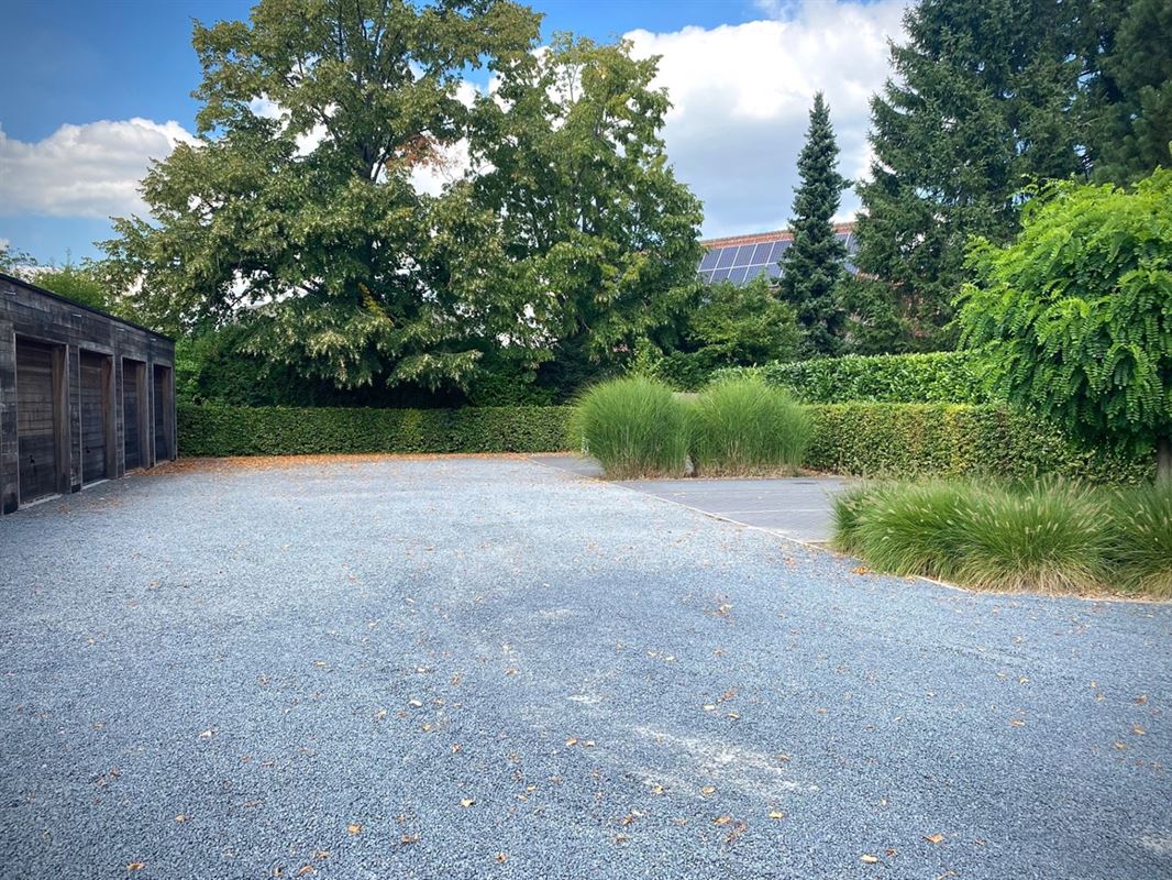 Instapklaar APPARTEMENT (1ste verdieping) met 2 slaapkamers, ruime terrassen (2), garage & autostaanplaats