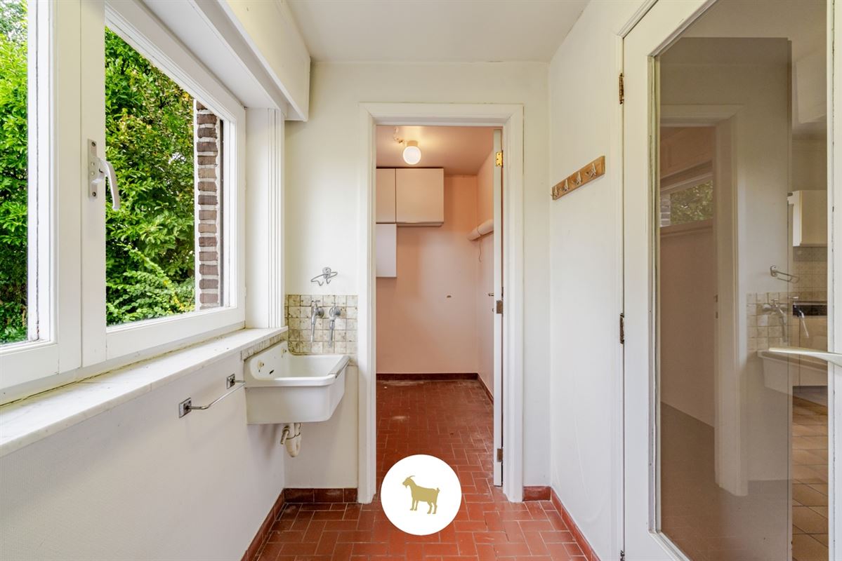 Te renoveren RUIME ALLEENSTAANDE VILLA met 4 SLAAPKAMERS, BUREAU en GARAGE op een prachtig zuidwestgericht PERCEEL van 1.300 m²