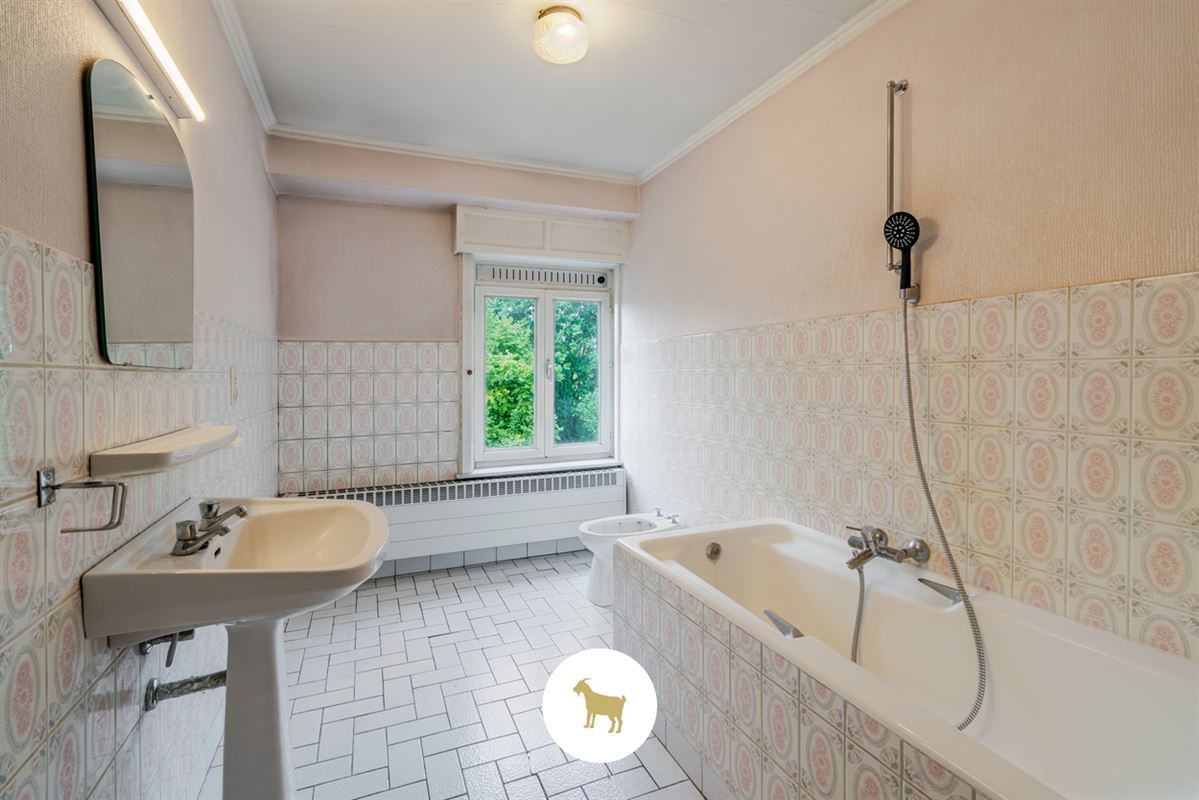 Te renoveren RUIME ALLEENSTAANDE VILLA met 4 SLAAPKAMERS, BUREAU en GARAGE op een prachtig zuidwestgericht PERCEEL van 1.300 m²