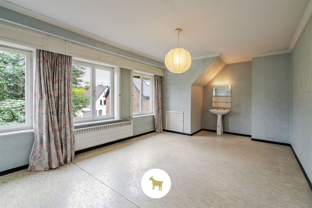 Te renoveren RUIME ALLEENSTAANDE VILLA met 4 SLAAPKAMERS, BUREAU en GARAGE op een prachtig zuidwestgericht PERCEEL van 1.300 m²