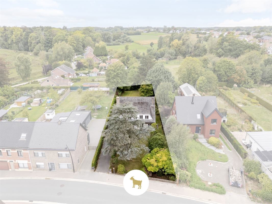 Te renoveren RUIME ALLEENSTAANDE VILLA met 4 SLAAPKAMERS, BUREAU en GARAGE op een prachtig zuidwestgericht PERCEEL van 1.300 m²