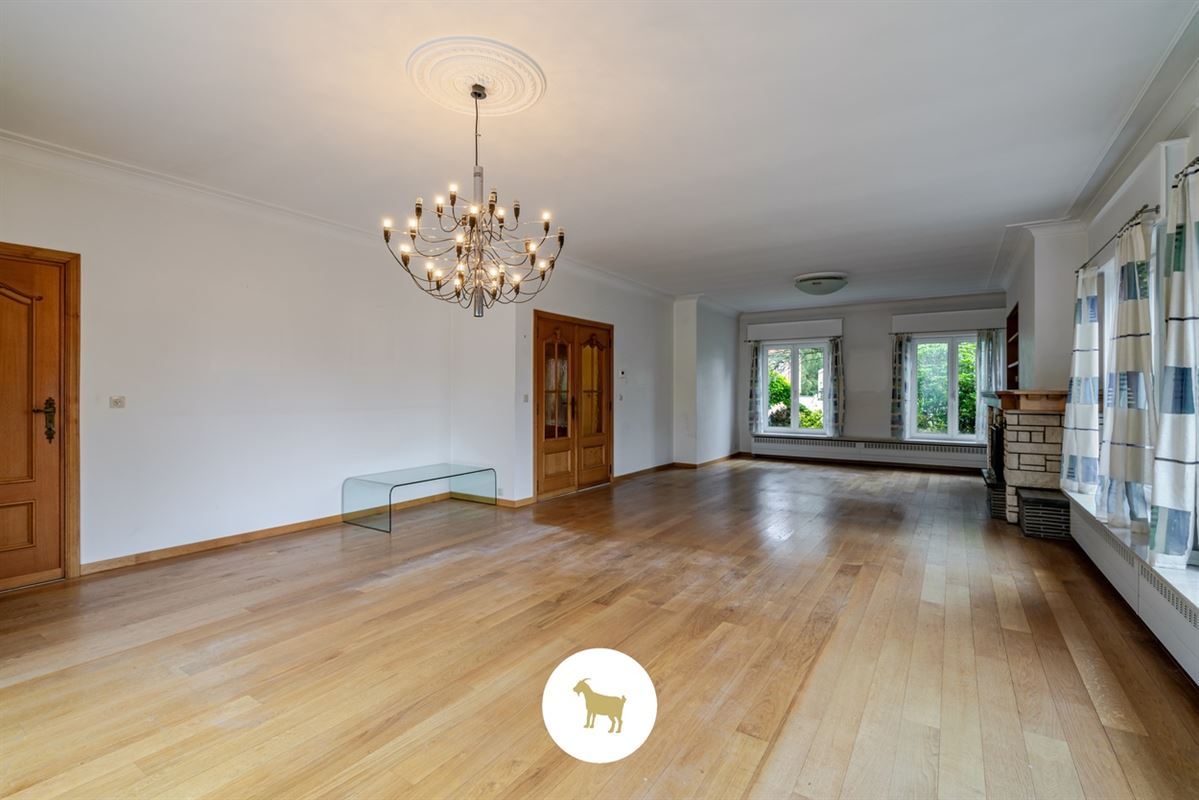 Te renoveren RUIME ALLEENSTAANDE VILLA met 4 SLAAPKAMERS, BUREAU en GARAGE op een prachtig zuidwestgericht PERCEEL van 1.300 m²