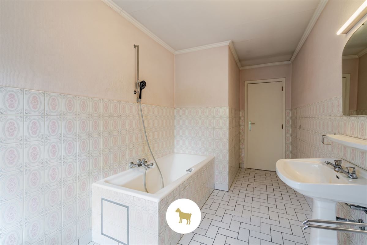 Te renoveren RUIME ALLEENSTAANDE VILLA met 4 SLAAPKAMERS, BUREAU en GARAGE op een prachtig zuidwestgericht PERCEEL van 1.300 m²