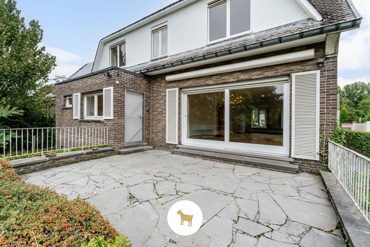 Te renoveren RUIME ALLEENSTAANDE VILLA met 4 SLAAPKAMERS, BUREAU en GARAGE op een prachtig zuidwestgericht PERCEEL van 1.300 m²