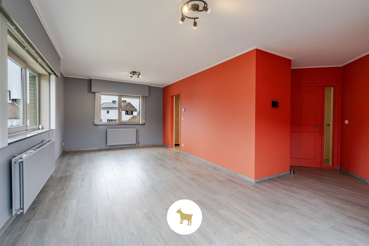 Instapklare OPEN BEBOUWING met 3 SLAAPKAMERS en GARAGE op een rustig gelegen PERCEEL GROND van 655m²