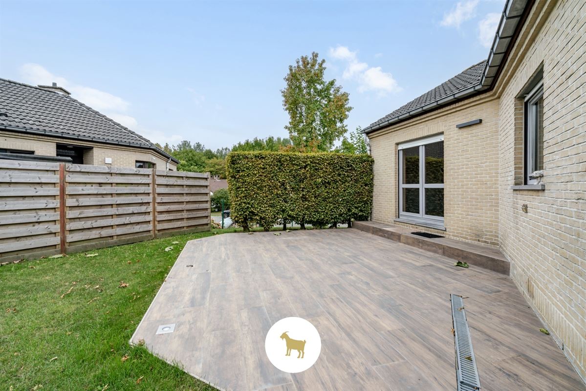 Instapklare OPEN BEBOUWING met 3 SLAAPKAMERS en GARAGE op een rustig gelegen PERCEEL GROND van 655m²