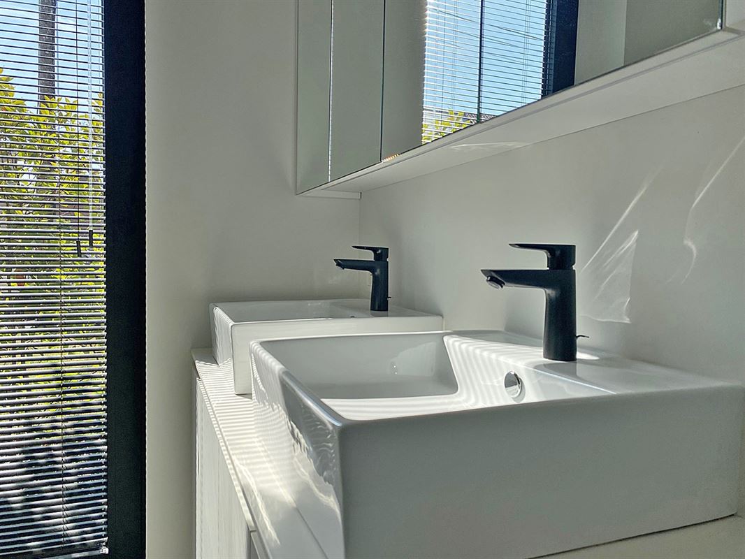 Instapklaar GELIJKVLOERS-APPARTEMENT met 2 slaapkamers, terras en ondergrondse autostaanplaats (2) & -kelder