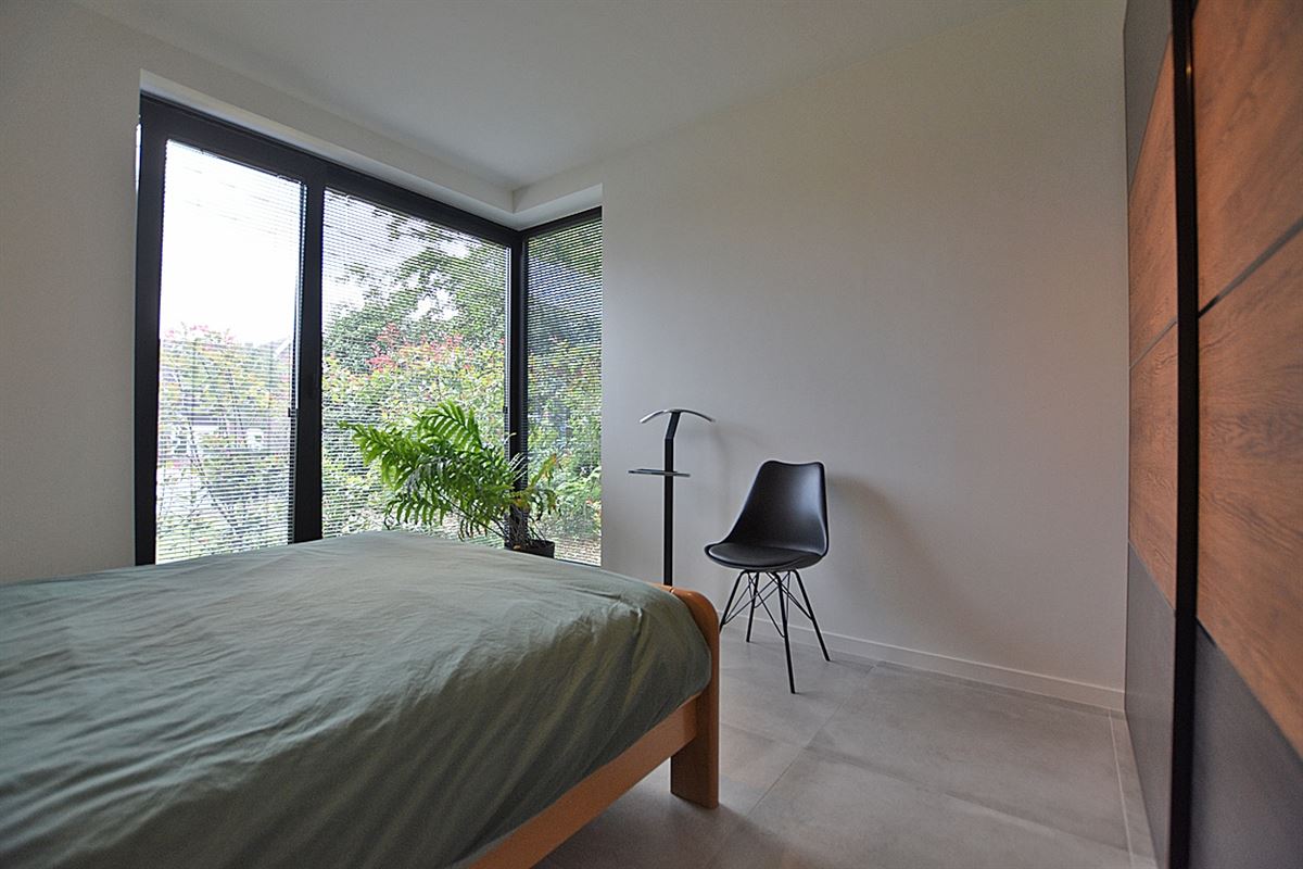 Instapklaar GELIJKVLOERS-APPARTEMENT met 2 slaapkamers, terras en ondergrondse autostaanplaats (2) & -kelder