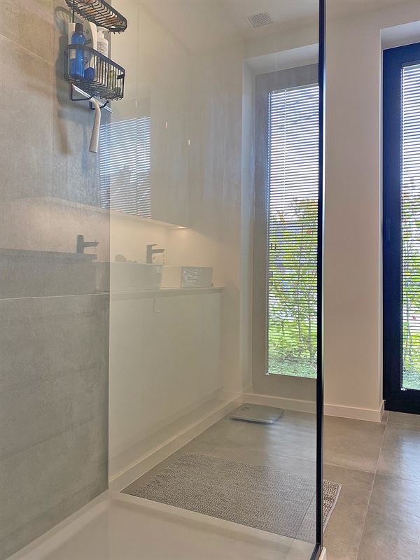 Instapklaar GELIJKVLOERS-APPARTEMENT met 2 slaapkamers, terras en ondergrondse autostaanplaats (2) & -kelder