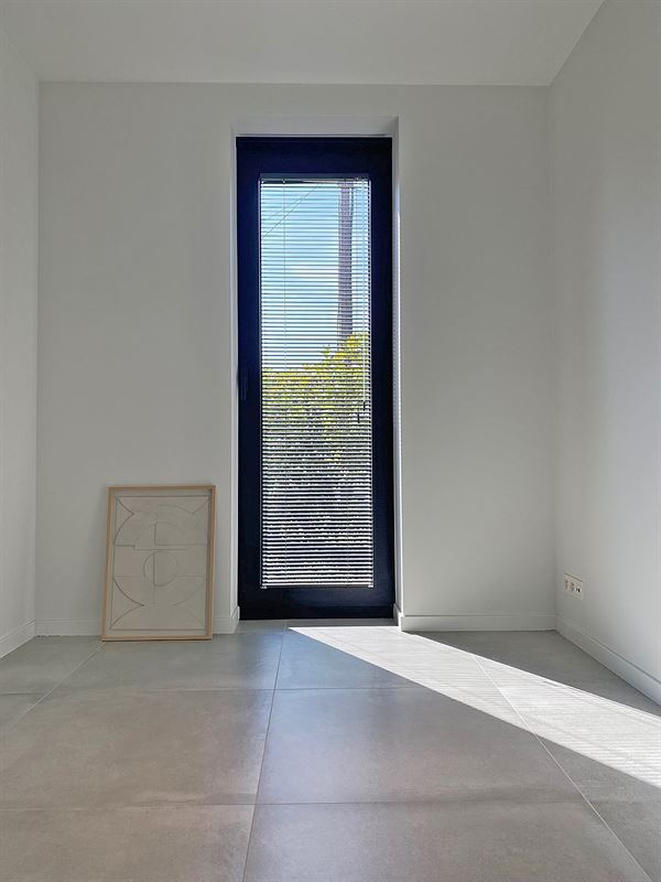 Instapklaar GELIJKVLOERS-APPARTEMENT met 2 slaapkamers, terras en ondergrondse autostaanplaats (2) & -kelder