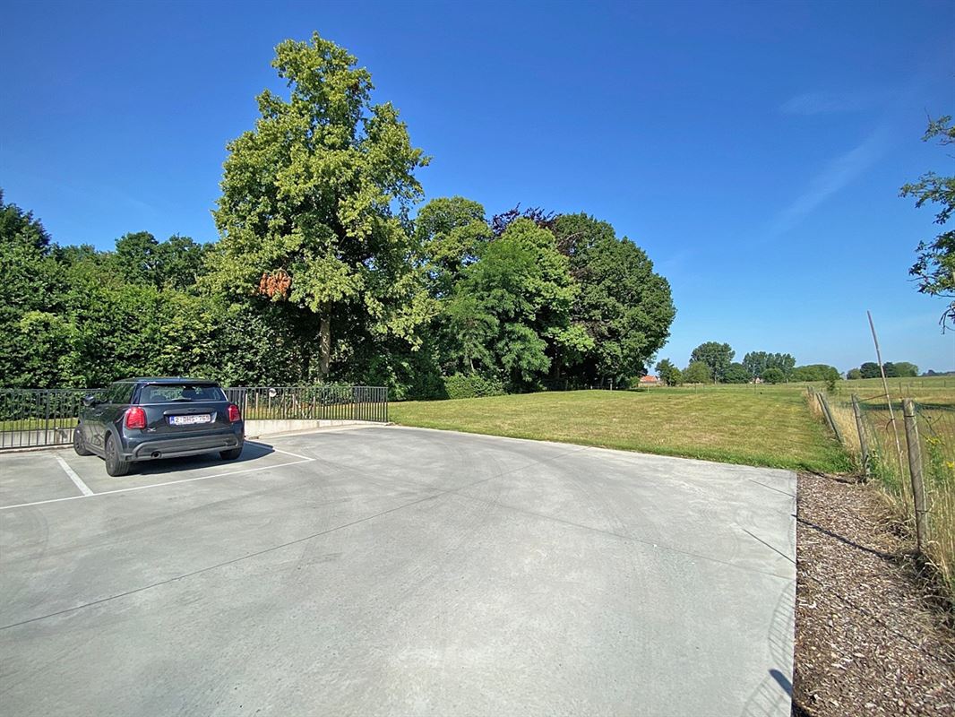 Instapklaar GELIJKVLOERS-APPARTEMENT met 2 slaapkamers, terras en ondergrondse autostaanplaats (2) & -kelder