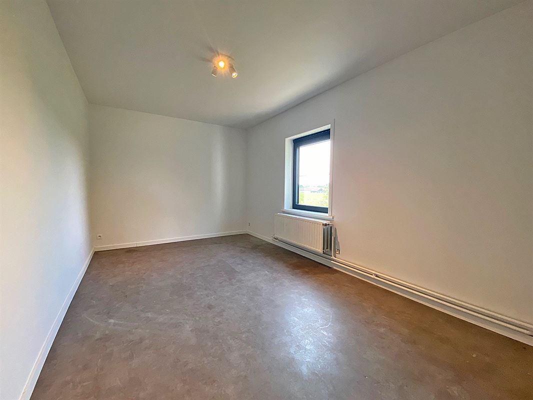 Ruime VERNIEUWDE HALFOPEN BEBOUWING met 4 SLAAPKAMERS ...