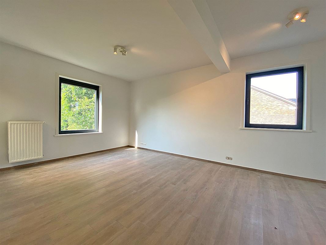 Ruime VERNIEUWDE HALFOPEN BEBOUWING met 4 SLAAPKAMERS ...