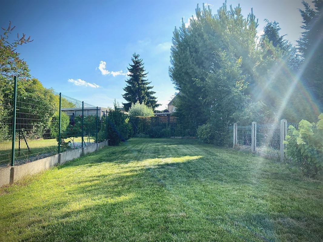 Aangename VERNIEUWDE HALFOPEN WONING met 3 SLAAPKAMERS ...