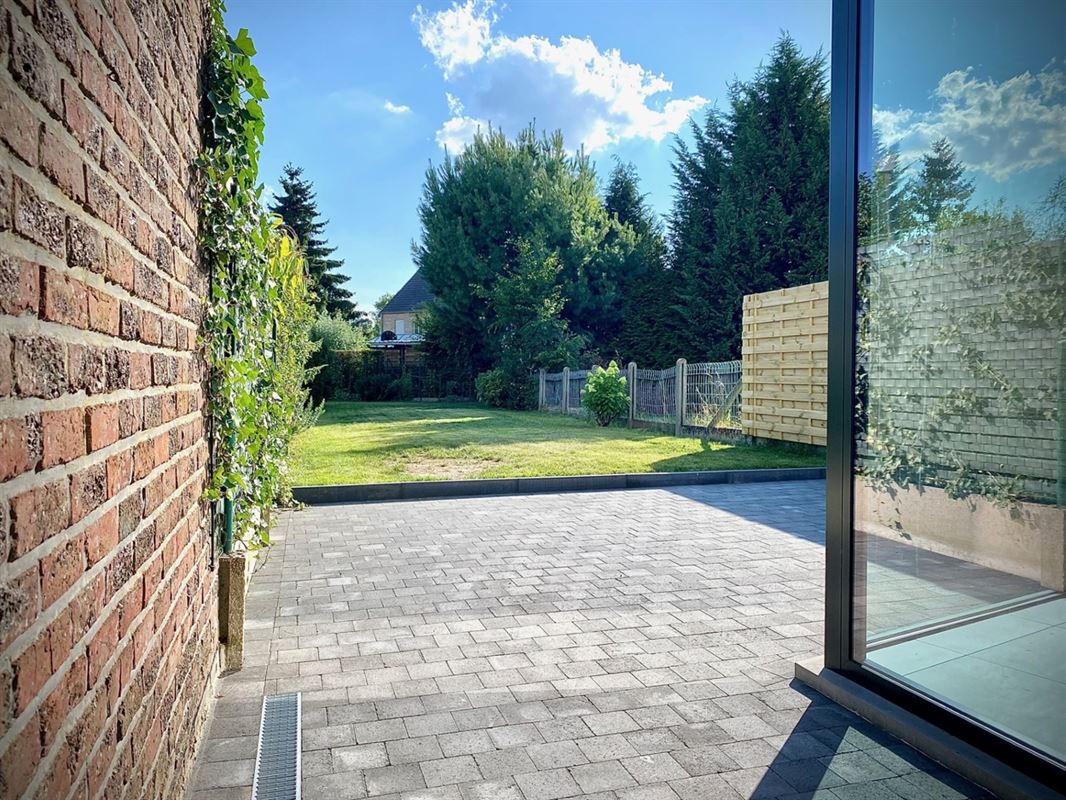 Aangename VERNIEUWDE HALFOPEN WONING met 3 SLAAPKAMERS ...