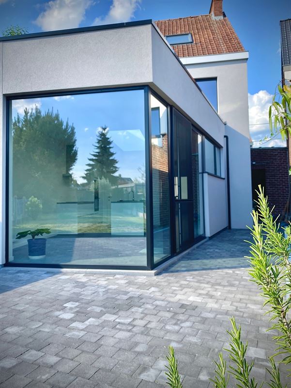 Aangename VERNIEUWDE HALFOPEN WONING met 3 SLAAPKAMERS ...