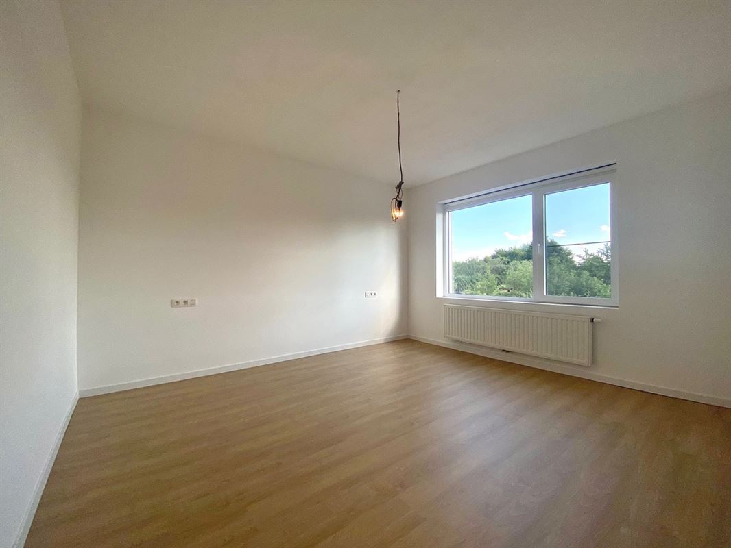 Aangename VERNIEUWDE HALFOPEN WONING met 3 SLAAPKAMERS ...