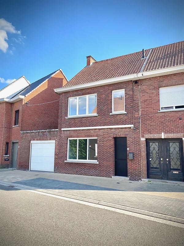 Aangename VERNIEUWDE HALFOPEN WONING met 3 SLAAPKAMERS ...