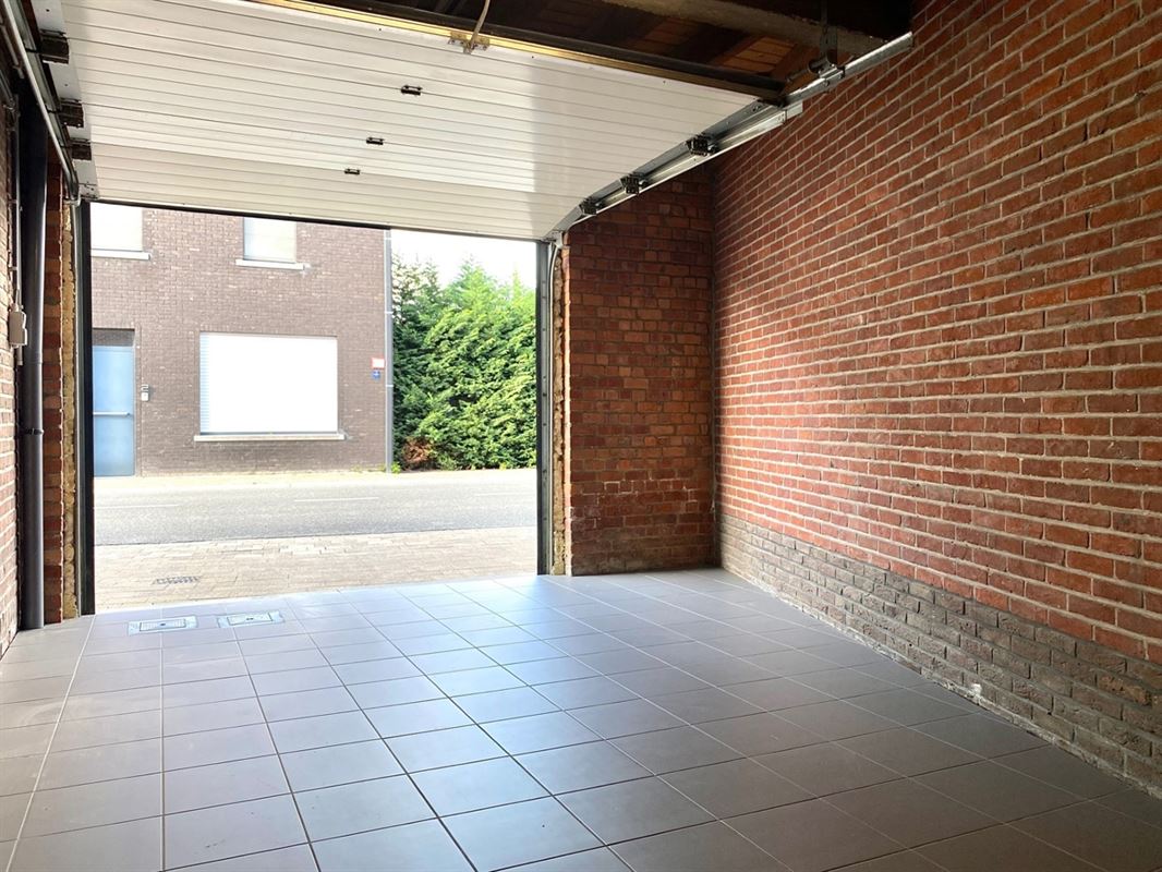 Aangename VERNIEUWDE HALFOPEN WONING met 3 SLAAPKAMERS ...